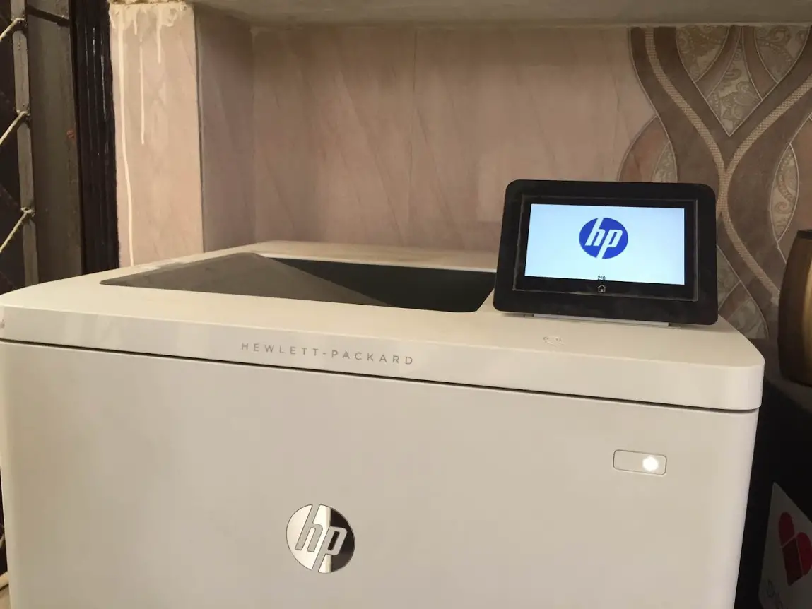 Hp laserjet enterprise m553 как снять ленту переноса