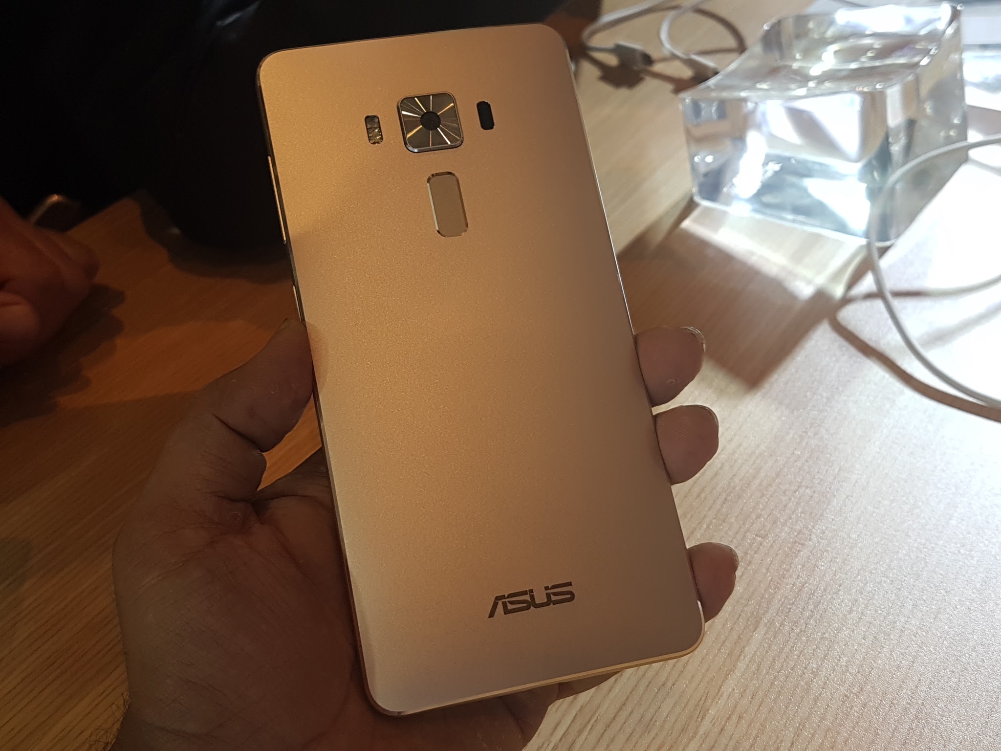 ASUS Zenfone 3 Deluxe Hands On, Specifications And Photo Gallery